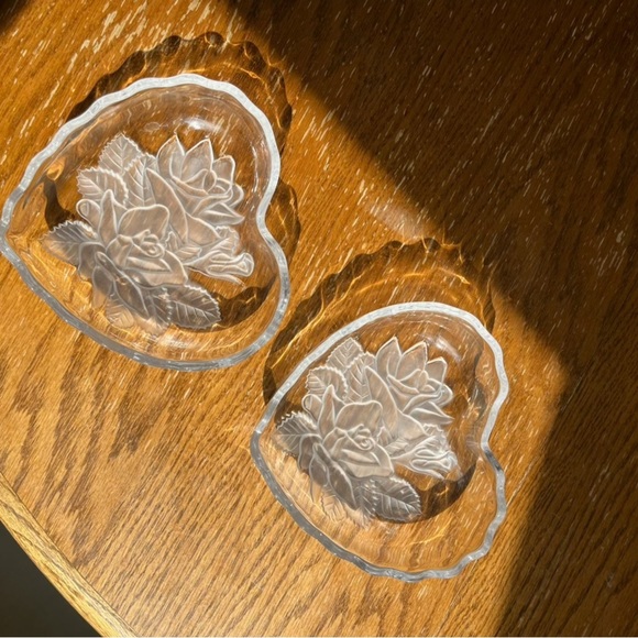 Mikasa 6" Studio Nova Heart Box Winter Rose. Frosted Roses on Clear Glass. - Picture 4 of 4